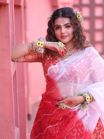 For this Haldi look, I styled the hair in soft, natural curls and tucked in some fresh flowers to match the bride's floral jewelry. It's a fresh and vibrant style.