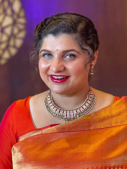 A close-up portrait of Anchita. Her bright eyes and smile are the focus of this beautiful look.