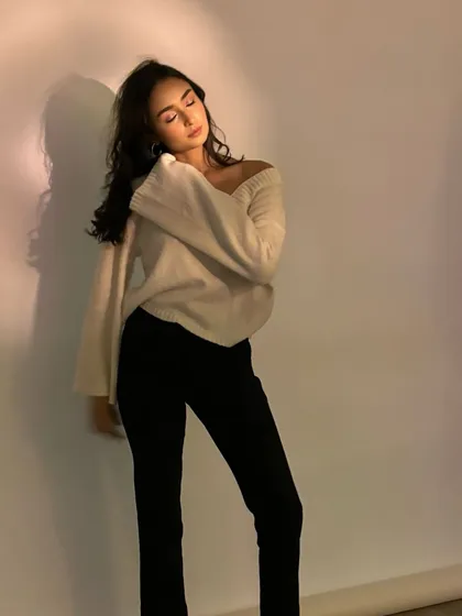 A full-body shot that captures the relaxed and effortless vibe of this look. The makeup is soft and natural, perfect for a casual and chic fashion shoot.