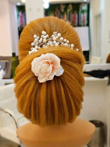 Shwetha Singh - Professional Makeup Services Bridal Hairstyling & Floral Art photo 7