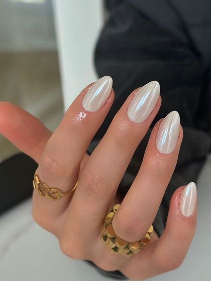 A classic pearly white chrome. It's the perfect choice when you want a look that is both simple and incredibly chic.