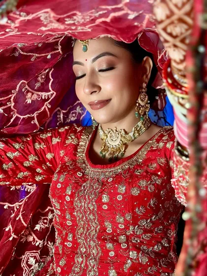 Dripping in glam, shining from within. This look is all about a bold, confident style with dramatic eyes and glowing skin.