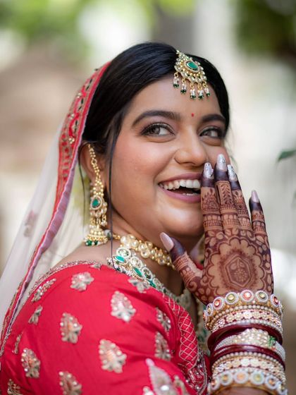 Unique caption for media id 150 describing the specific jewellery and look.