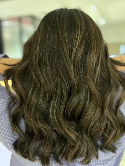 A hair color transformation using a three-tone blend on mid-length hair. The back-to-back foil technique ensures the color is vibrant and beautifully blended.
