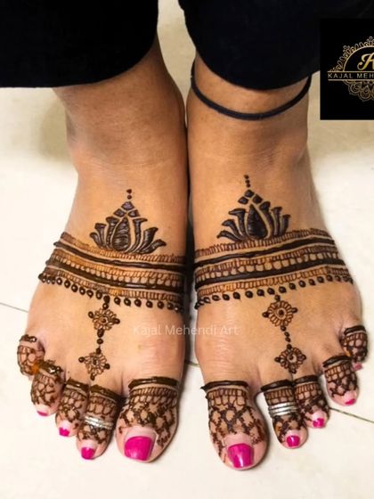 Simple and elegant foot mehndi for a guest. This design features a delicate chain connecting the ankle band to the toe rings, a very graceful and popular style.