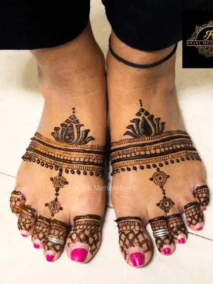 Simple and elegant foot mehndi. This design is quick to apply but adds a beautiful touch of tradition to the feet.