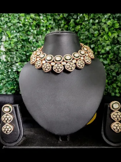 A simple yet elegant kundan set with a clean, circular design. This rental set is perfect for pre-wedding functions or for a bride who prefers minimalist jewellery.