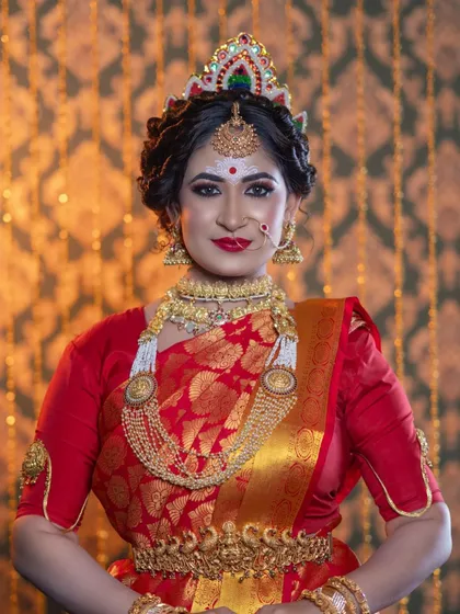 We offer authentic jewellery and outfits for various cultural ceremonies. Here is a complete Bengali bridal look, featuring the traditional mukut, red saree, and ornate gold jewellery, all available for rent.