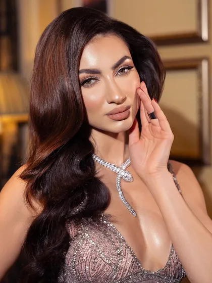 A winner look. This is the epitome of glam, with a sharp, defined eye, flawless contour, and a perfect nude lip.