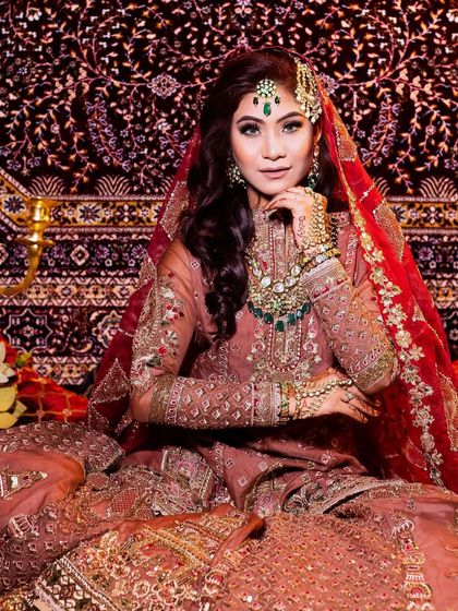 This bride looks like royalty against the rich, tapestry-like background. Her entire look, from the passa to the intricate embroidery, is a celebration of tradition.