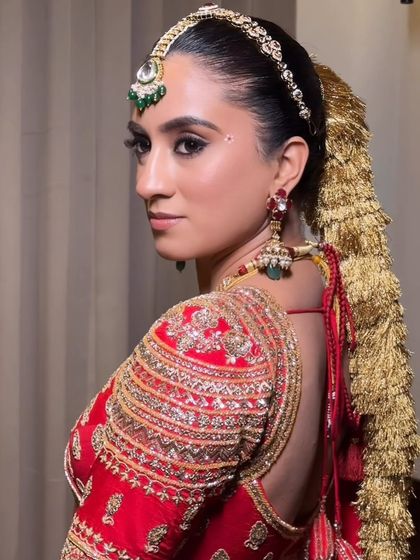 Divine beauty and timeless elegance. Divya's look was all about regal grace, with sharp, defined eyes and a flawless complexion that stood out against her classic red bridal attire.