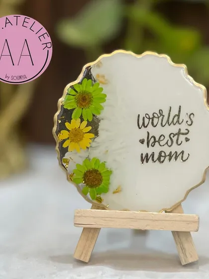 This white floral frame for the "World's Best Mom" has a clean and elegant look. The combination of white resin with yellow and green flowers is simply timeless.