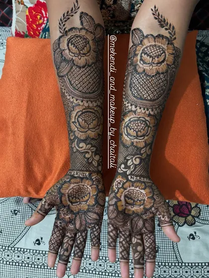 For brides who love a softer look, I create beautiful floral mehendi. This design features repeating large flower patterns from the palms to the elbows, offering an elegant and modern bridal style.