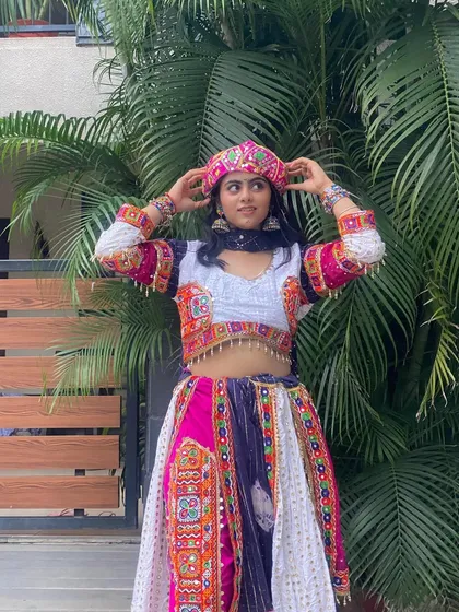 Adjusting the pagdi, a key accessory for this powerful look. I provide all the accessories you need to complete your outfit.