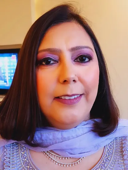 A closer look at the timeless elegance we created for Aradhana. The coordinated purple eyeshadow and lipstick create a harmonious and sophisticated party look.
