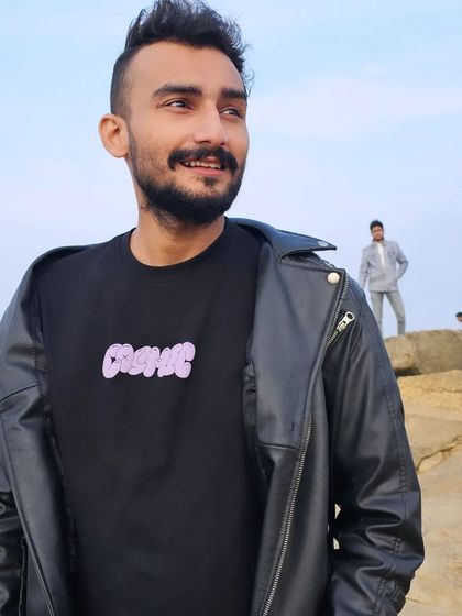 A close-up of my casual style. Even when I'm not on stage, the artist persona is always there.