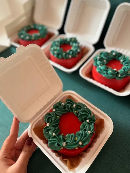 I had so much fun making these Christmas wreath bento cakes. Each one is packed in its own little box, ready to be gifted. They are decorated by hand with buttercream frosting and edible pearls.