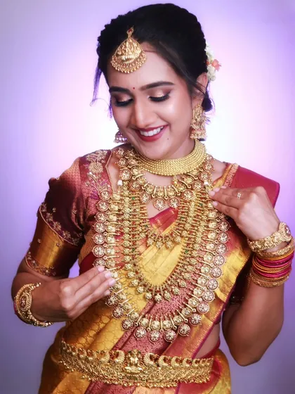 I offer authentic Kerala bridal jewellery for rent, like this stunning set. It features a classic gold-plated choker and a long Kaasu haram, perfect for a traditional Malayalee wedding ceremony.