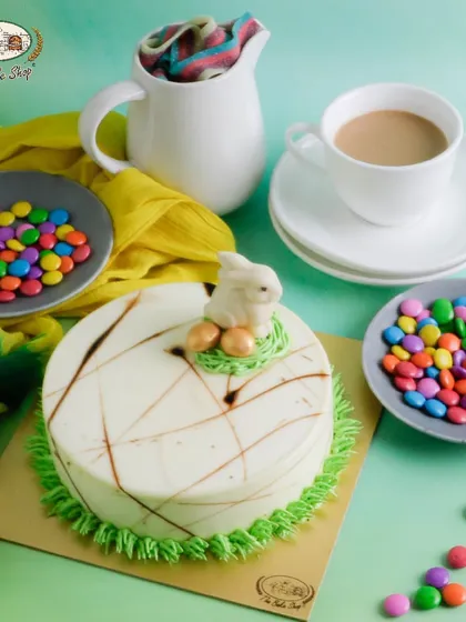 A single white chocolate bunny on our Oreo Vanilla Easter cake, perfect for a smaller celebration.