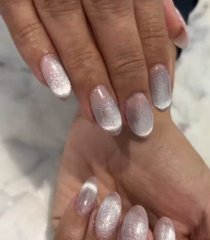 A soft and ethereal silver-white cat-eye effect. This look is like having crushed diamonds on your nails, with a subtle, sophisticated sparkle.