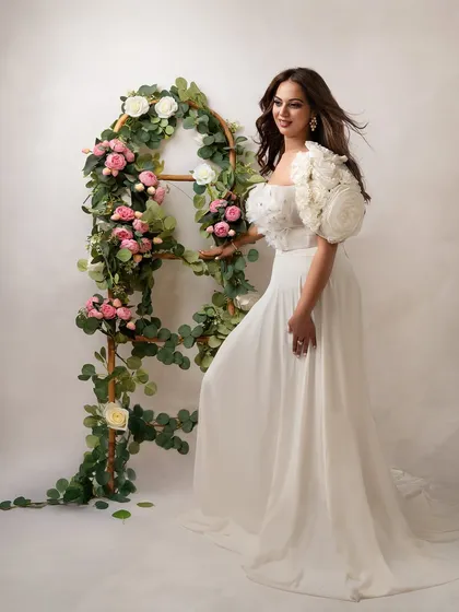 A birthday gift to herself. This portrait, with a beautiful floral arch and a flowing white dress, is soft, dreamy, and utterly romantic. It’s a perfect way to celebrate your own story.