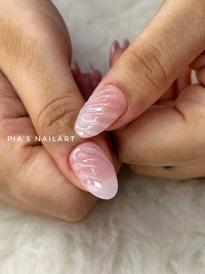 The beautiful 3D wave texture, created with clear gel for a water-like, glossy finish.