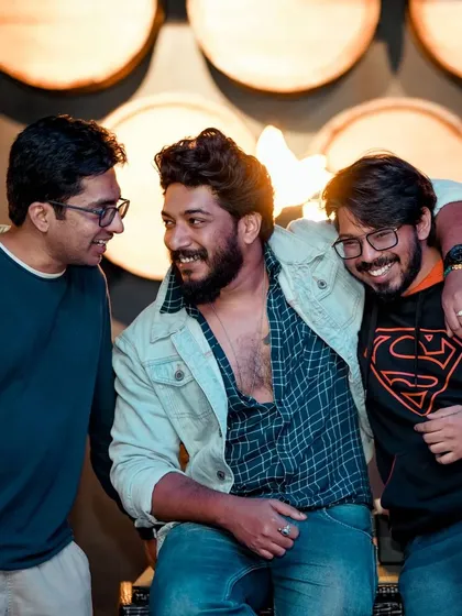 Good times with good friends. A snapshot of the social, friendly vibe that I love to see at my gigs.