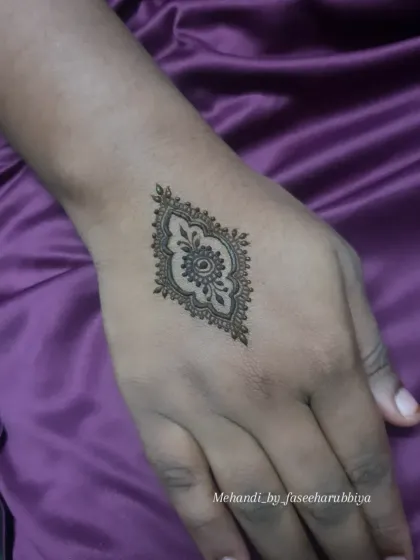 A different minimalist motif, perfect for someone who wants a small but beautiful piece of henna art.