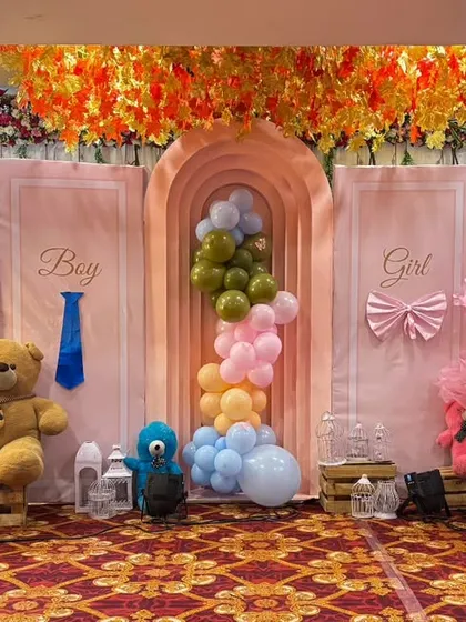 A different lighting view of the teddy bear themed gender reveal stage, showing how the colors pop.