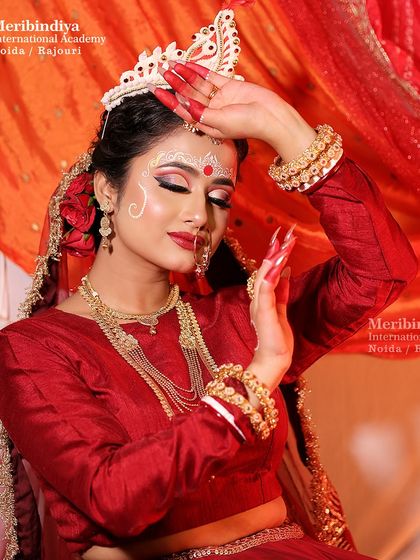 This pose highlights the alta on the fingertips and the traditional mukut (crown). My course covers the complete styling for different cultural brides.