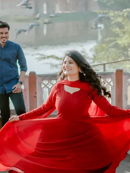 A joyful twirl by the lake, with pigeons taking flight in the background. This photo is full of movement, happiness, and the vibrant energy of Jaipur.