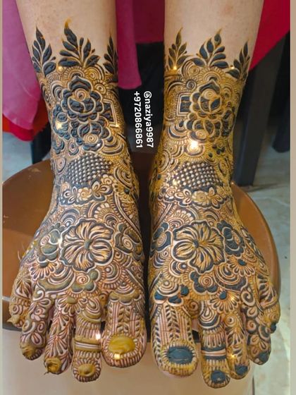 The same foot design with a little sparkle added. Mashaallah, it looks so beautiful.