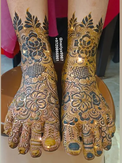 The same foot design with a little sparkle added. Mashaallah, it looks so beautiful.
