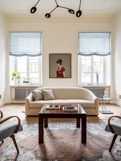 Minimum is the new maximum. This living room uses simple, elegant furniture and a neutral color palette to create a calm and sophisticated space. The focus is on clean lines and quality pieces.