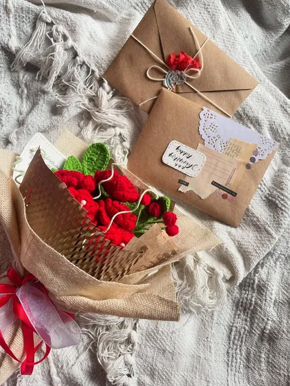The perfect old-school romance combo. A bouquet of my handmade crochet roses that never wilt, paired with a heartfelt, custom-written letter. This is for the kind of love that deserves more than just a text message. ❤️
