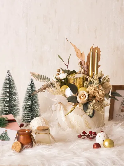 Our Winter Wonderland Hamper is another cozy festive option, featuring two candles and two jars filled with our Christmas goodies.