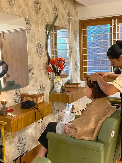 A moment of pure relaxation during a therapeutic head massage. I use specially formulated Ayurvedic oils to target stress, improve circulation, and nourish the scalp, helping to relieve everything from dryness to migraine headaches.