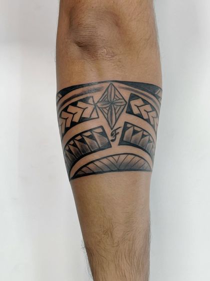The front view of the Maori armband, showing the central 'kirituhi' pattern.