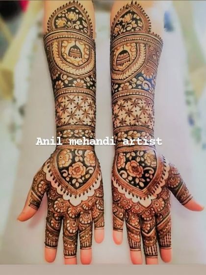 This design features heart-shaped frames filled with floral patterns on the palms, and domes on the arms. It's a romantic and regal choice.