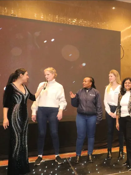 Bringing employees on stage for a group activity is a fantastic way to build team spirit. These shared experiences are perfect for team bonding and creating positive memories that last long after the corporate event is over.