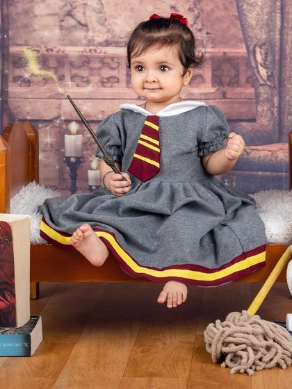 This little witch is levitating! A fun and creative shot from a Harry Potter session that adds a touch of real magic.