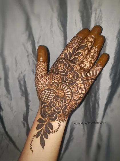 The final result of a step-by-step floral henna tutorial, perfect for recreating at home.