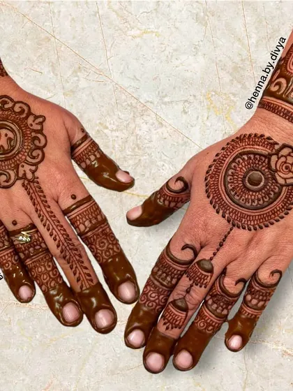 This design centers around a detailed mandala on the back of each hand, a symbol of harmony and a guaranteed compliment-getter at any party. I've paired it with delicate finger work and a matching wrist cuff for a complete, balanced look.