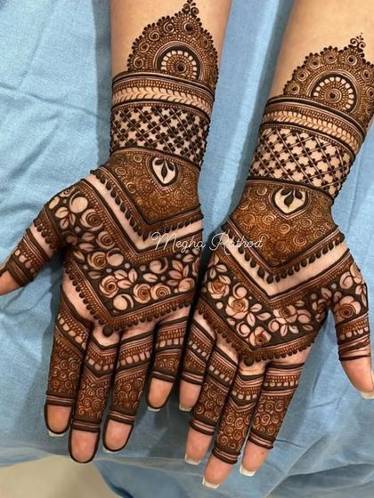 A gorgeous V-shaped design on the back of the hands, filled with delicate roses and a heart motif at the center.