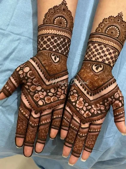 A gorgeous V-shaped design on the back of the hands, filled with delicate roses and a heart motif at the center.