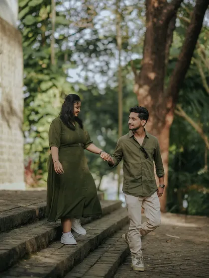 Leading the way to forever. A candid shot of the couple walking down stone steps at the Silent Hills Resort, capturing a natural, in-between moment.