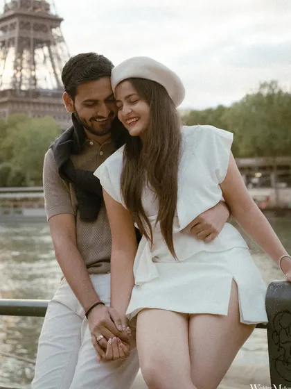Capturing the happy, relaxed smiles of Meet and Tisha in Paris. This photo shows their easy chemistry and joy, with the Eiffel Tower adding a touch of magic to their urban love story.