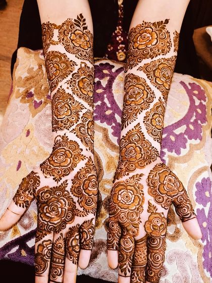 A gorgeous "jaal" or net design with repeating rose motifs. This style is very popular for bridesmaids and wedding guests.