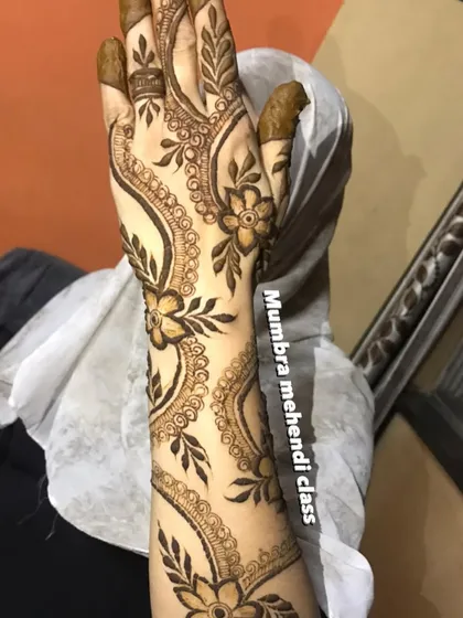 This is a classic Doha design, with its characteristic wavy bands and floral details. It's a must-know for any aspiring mehendi artist.