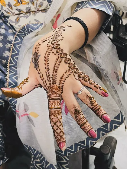 An elegant Arabic-style bail (vine) design that flows beautifully from the index finger to the wrist.